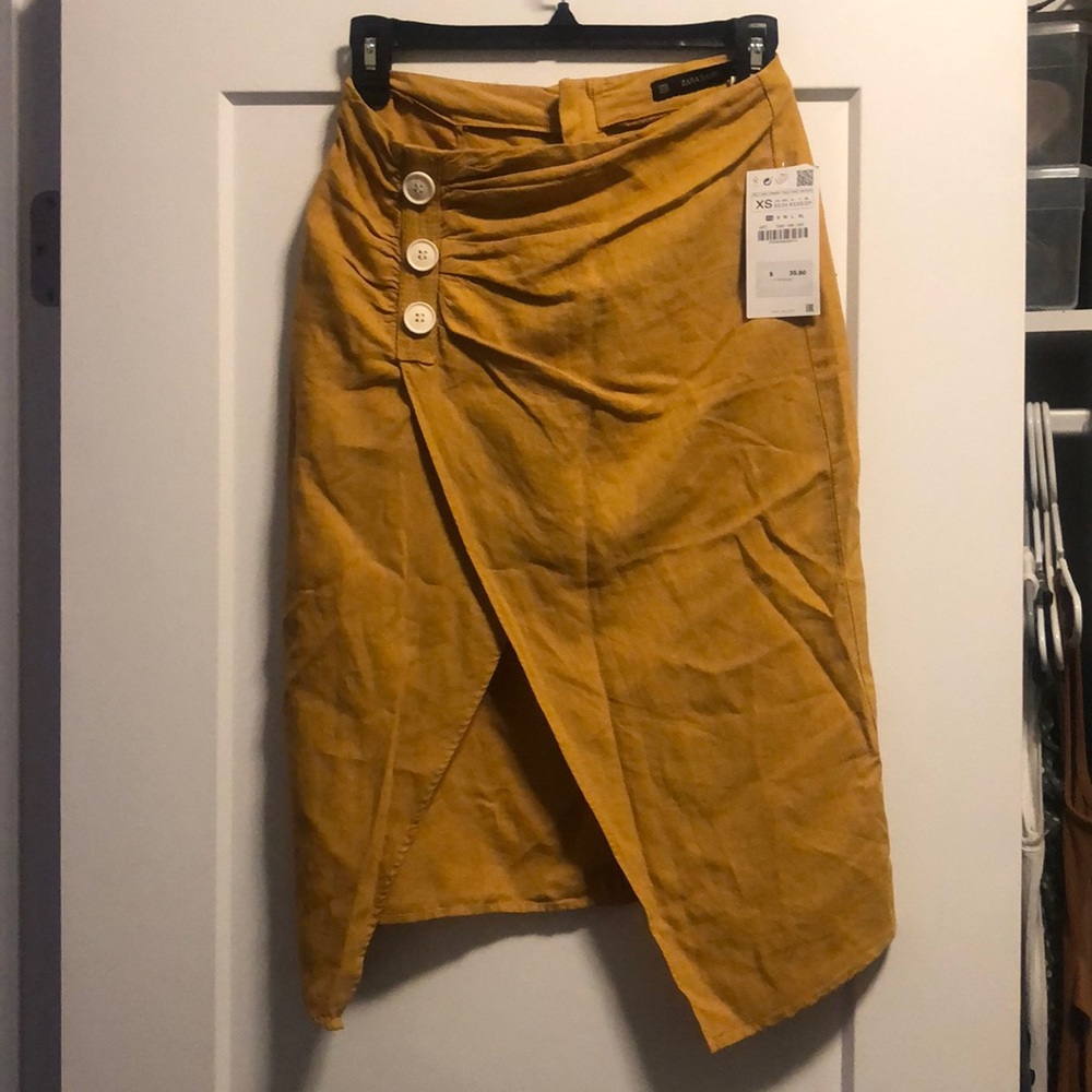 Zara skirt with tags.